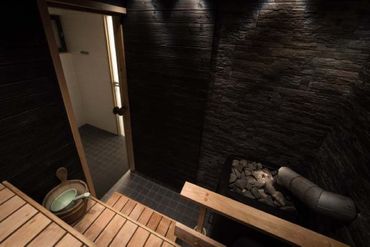 Tyylikkäästi remontoitu tumma sauna