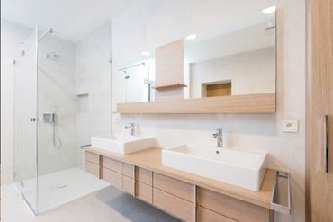Modernisti rakennettu kylpyhuone