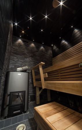 Moderni, tummasävyinen sauna